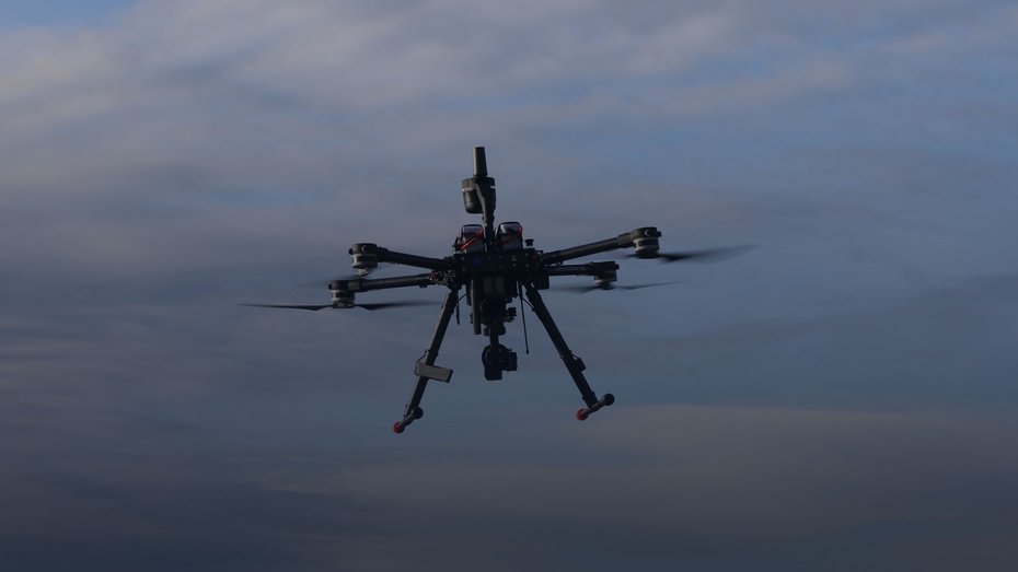 VECTIS Recon M2 im Flug vor bewölktem Himmel während eines Aufklärungs- und Beobachtungseinsatzes.