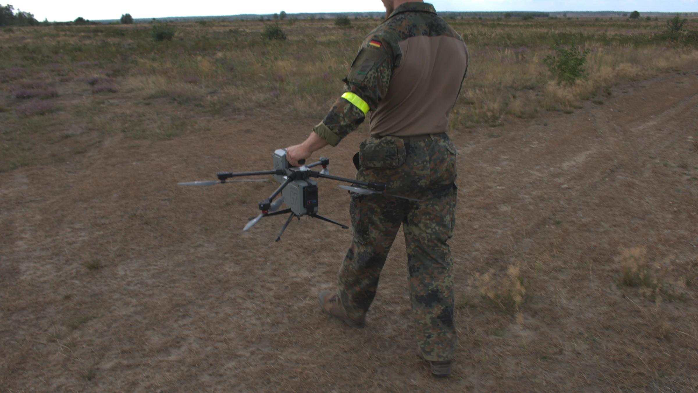 Soldat trägt ein kompaktes Vectorbirds-UAV während einer Erprobung im Gelände