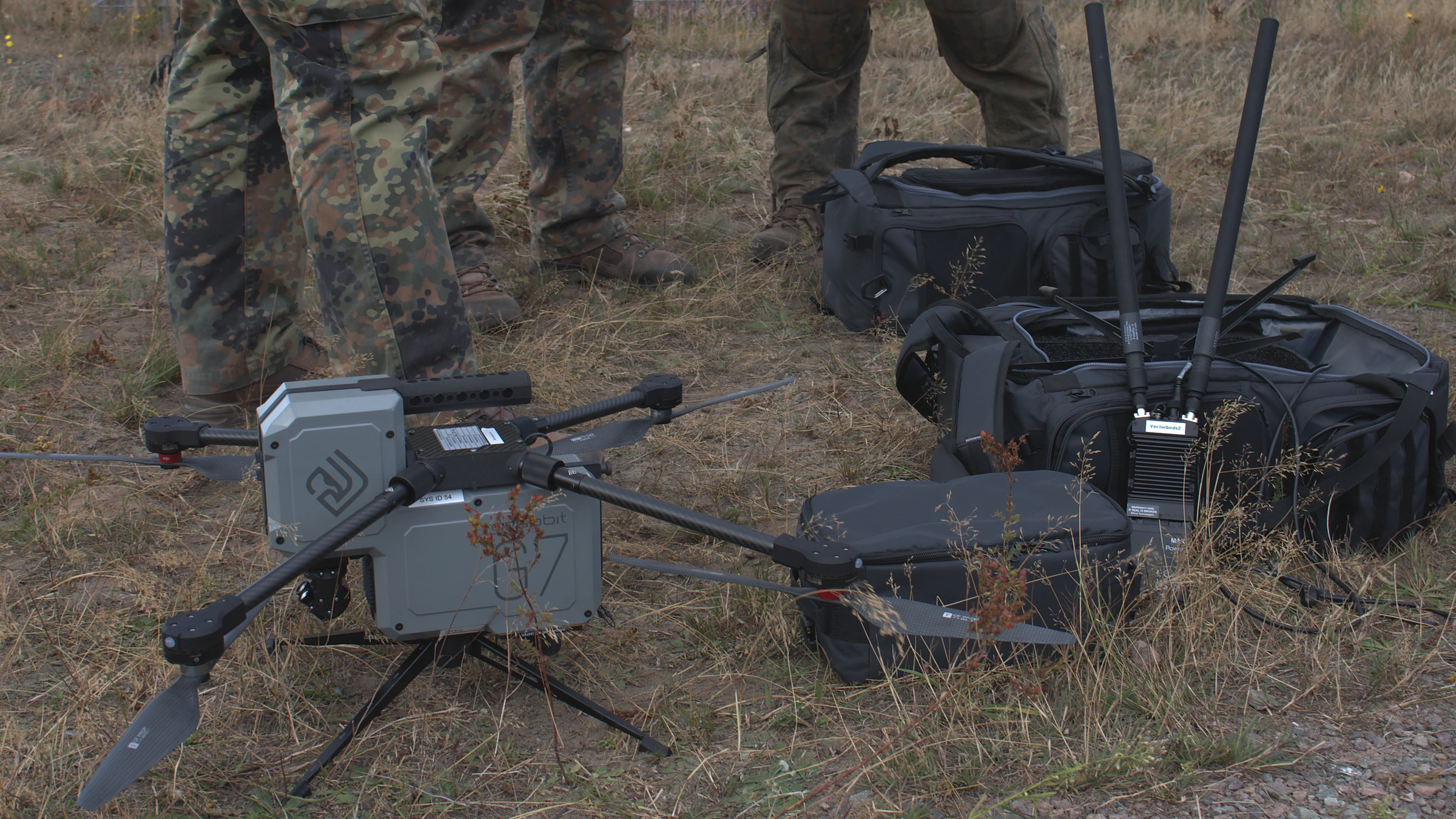 Vectorbirds-UAV mit Funkgerät, Antennen und mobiler Systemausrüstung im Feldtest